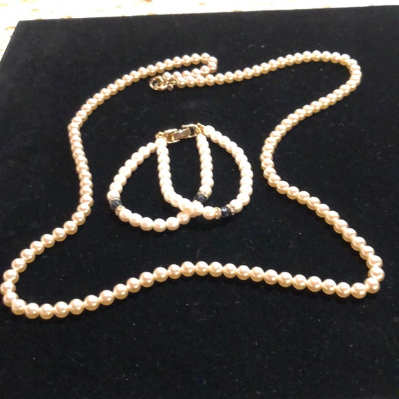 🔥Closet Clear Out🔥 Faux Pearls Necklace & Bracelet Set - Picture 2 of 11
